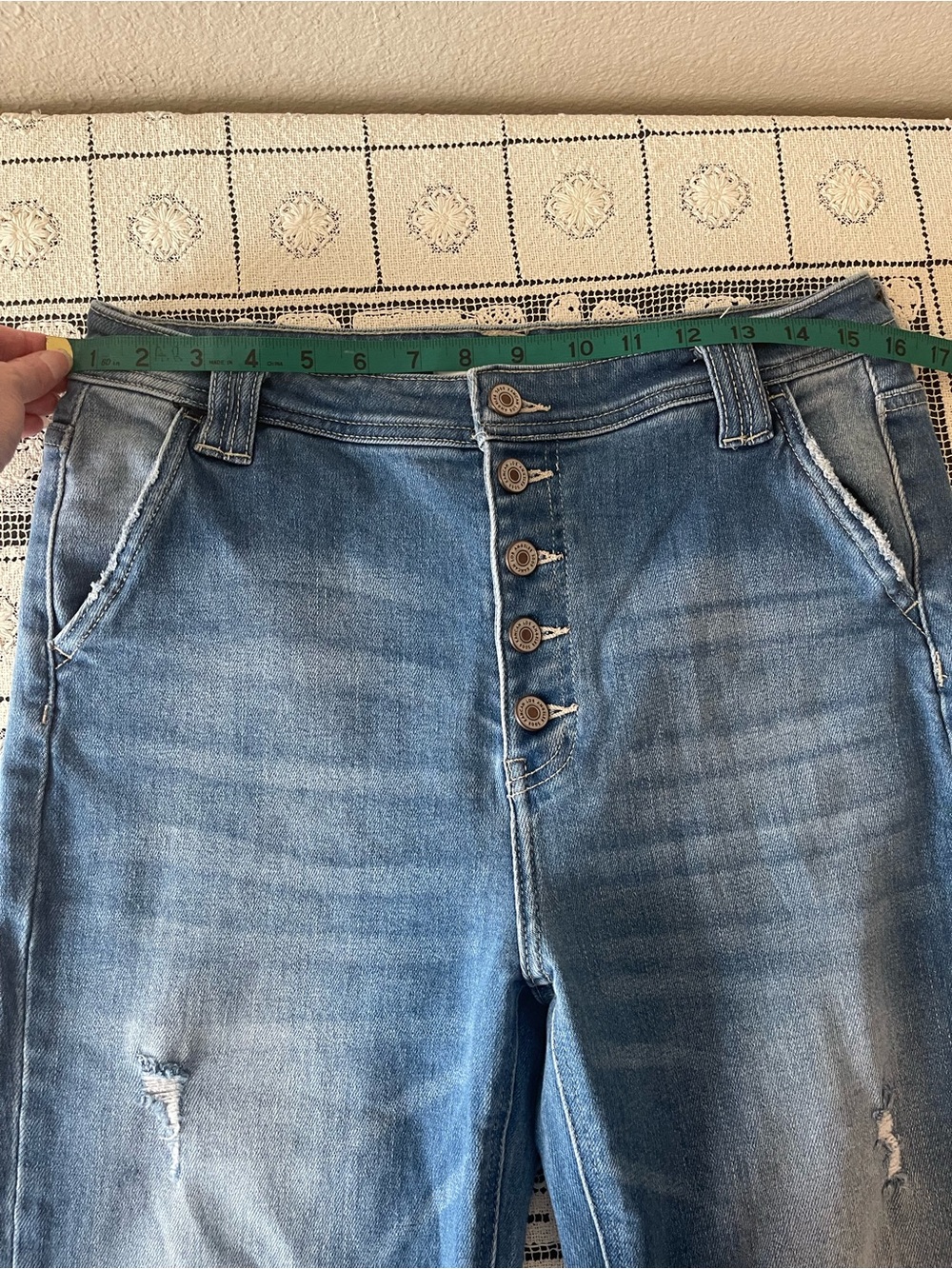 KanCan blue denim jeans w/ button fly & distressed details flare jeans size 11 - Picture 5 of 7